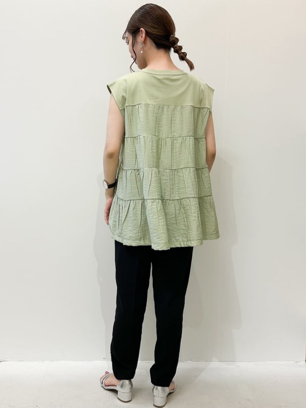 グリーン系のTシャツ/カットソー、ホワイト系のトートバッグ、ブラック系のその他パンツを着用したレディースの夏コーディネートの3枚目の写真