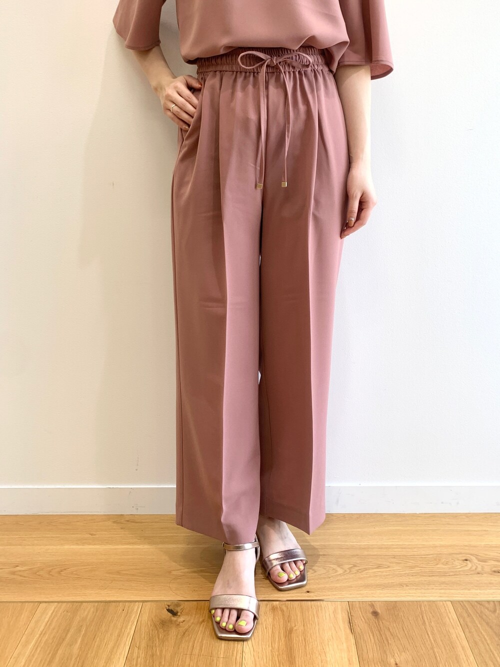 ピンク系のその他パンツ、ピンク系のシャツ/ブラウス、ゴールド系のサンダルを着用したレディースの春コーディネートの4枚目の写真