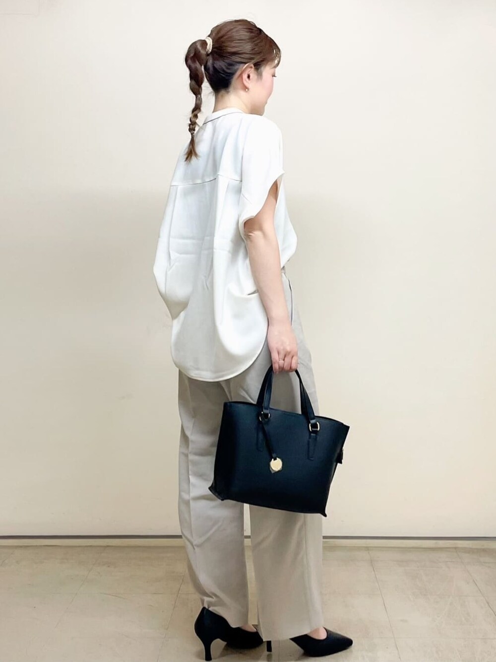 ホワイト系のシャツ/ブラウス、グレー系のその他パンツ、ブラック系のトートバッグを着用したレディースの春コーディネートの3枚目の写真