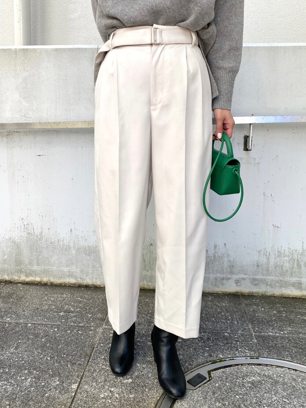 ブラック系のノーカラーコート、グレー系のその他パンツ、グレー系のニット/セーターを着用したレディースの冬コーディネートの5枚目の写真