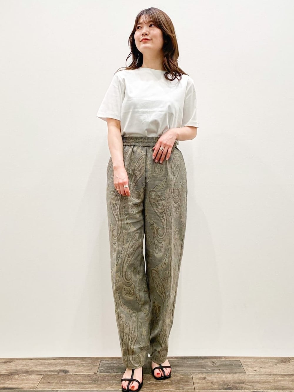 グレー系のシャツ/ブラウス、ホワイト系のTシャツ/カットソー、グリーン系のその他パンツを着用したレディースの春コーディネートの3枚目の写真