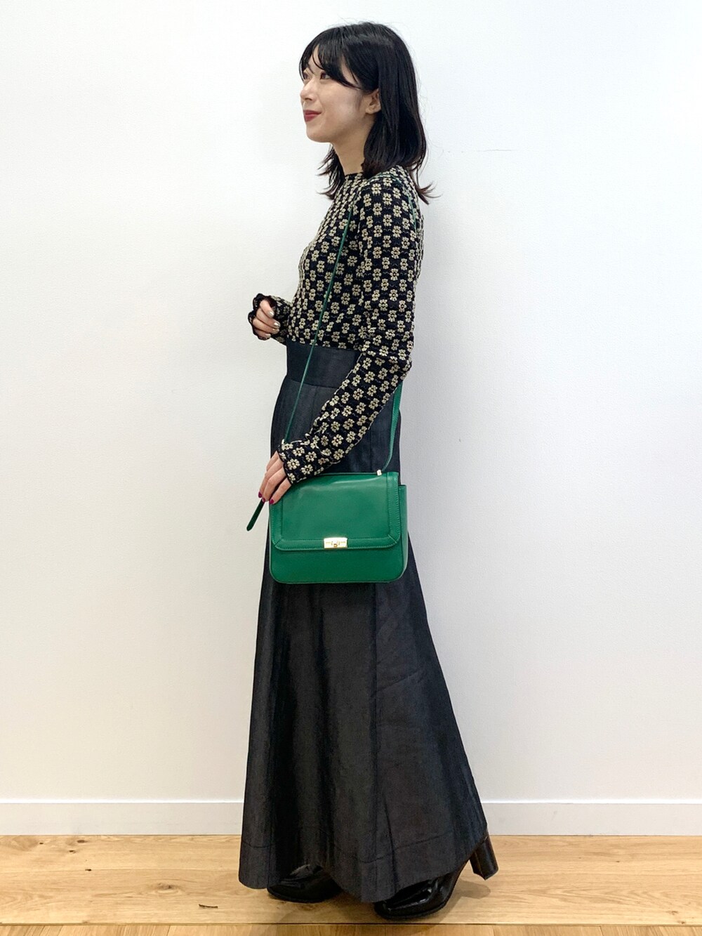 ブラック系のTシャツ/カットソー、その他のスカート、ブラック系のパンプスを着用したレディースの夏コーディネートの2枚目の写真