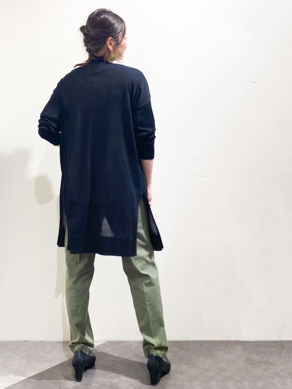 グリーン系のその他パンツ、ブラック系のパンプス、ブラック系のカーディガン/ボレロを着用したレディースの夏コーディネートの3枚目の写真