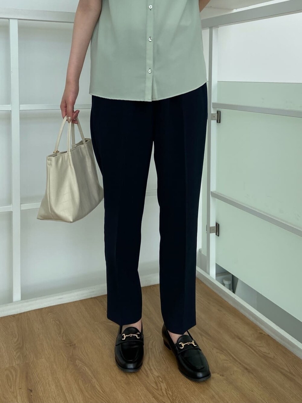 グリーン系のシャツ/ブラウス、ブラック系のその他パンツ、ベージュ系のトートバッグを着用したレディースの夏コーディネートの7枚目の写真