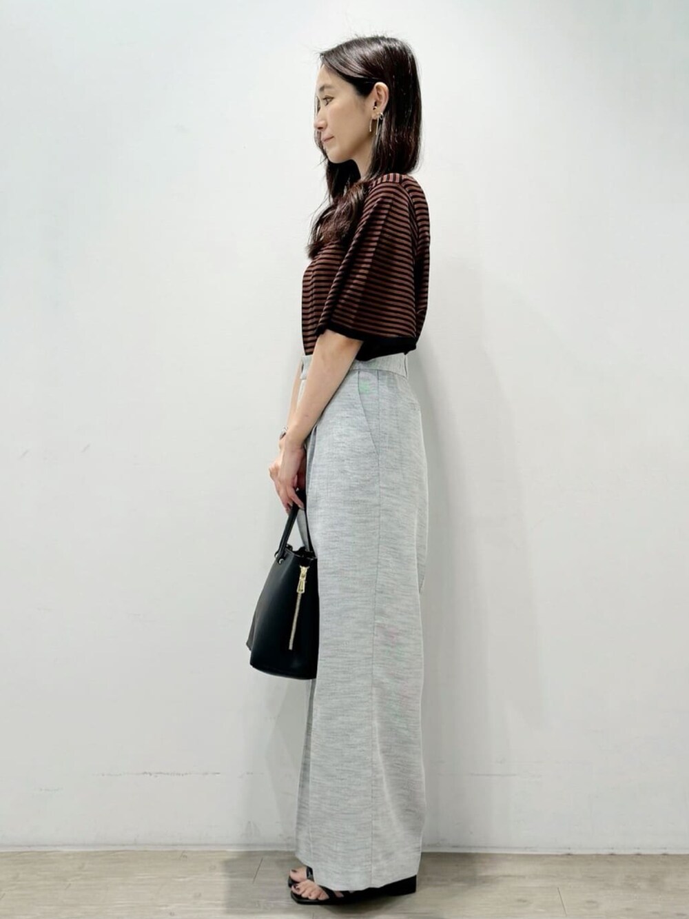 ブラウン系のニット/セーター、ブラック系のその他パンツ、ブラック系のサンダルを着用したレディースの夏コーディネートの6枚目の写真