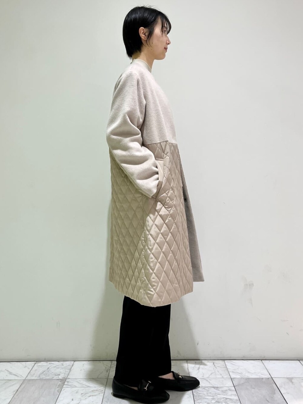 ブラック系のその他パンツ、ブラック系のショルダーバッグ、ブラック系のパンプスを着用したレディースの冬コーディネートの2枚目の写真