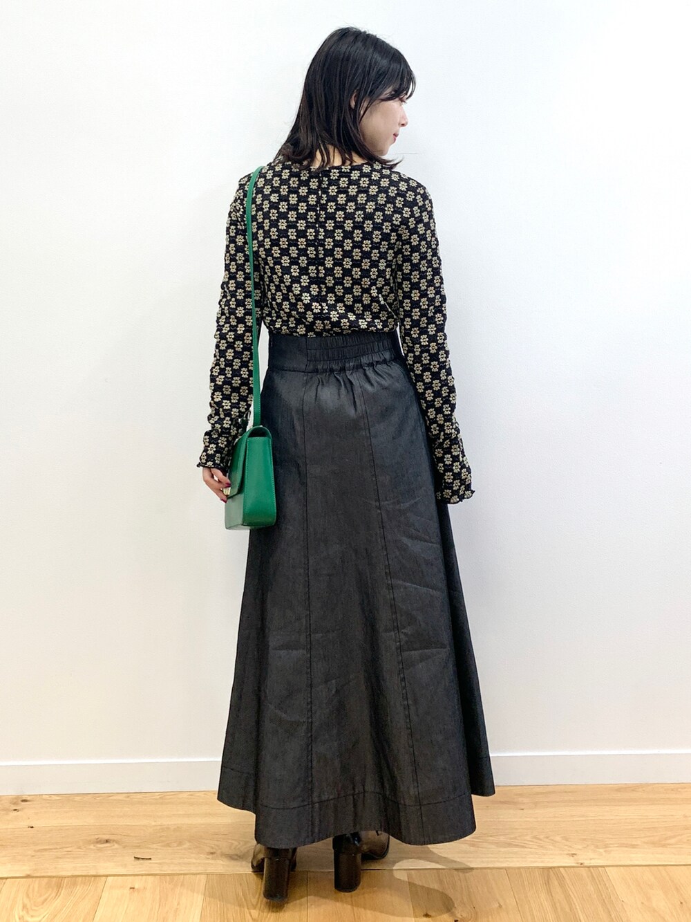 ブラック系のTシャツ/カットソー、その他のスカート、ブラック系のパンプスを着用したレディースの夏コーディネートの3枚目の写真