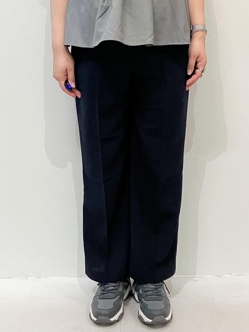 グレー系のTシャツ/カットソー、ブルー系のその他パンツ、ブラック系のトートバッグを着用したレディースの夏コーディネートの8枚目の写真