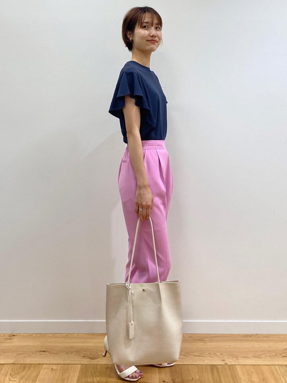 ブルー系のTシャツ/カットソー、ピンク系のその他パンツ、ホワイト系のサンダルを着用したレディースの夏コーディネートの2枚目の写真