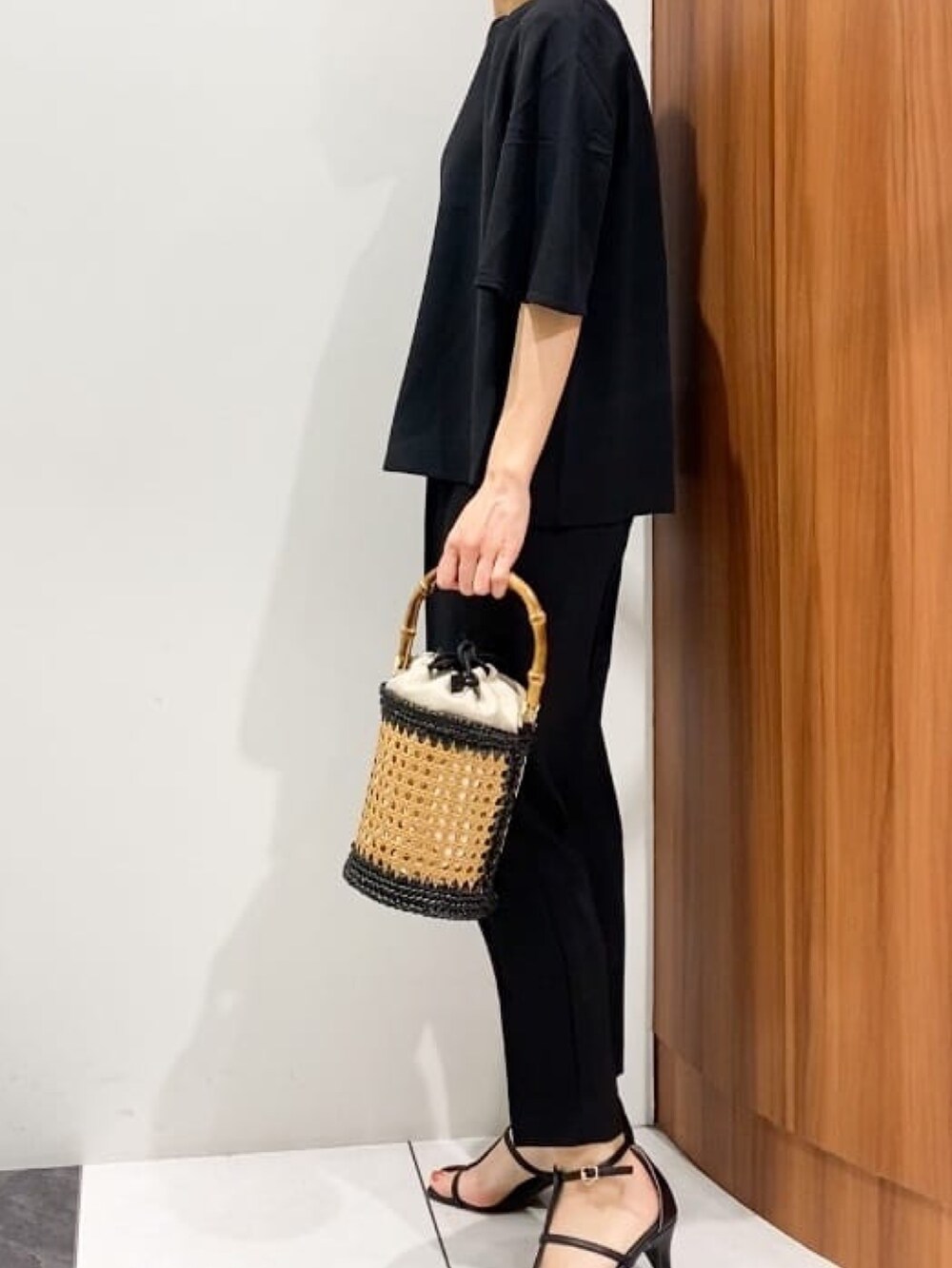 ブラック系のその他パンツ、ブラック系のシャツ/ブラウス、ホワイト系のカーディガン/ボレロを着用したレディースの春コーディネートの4枚目の写真