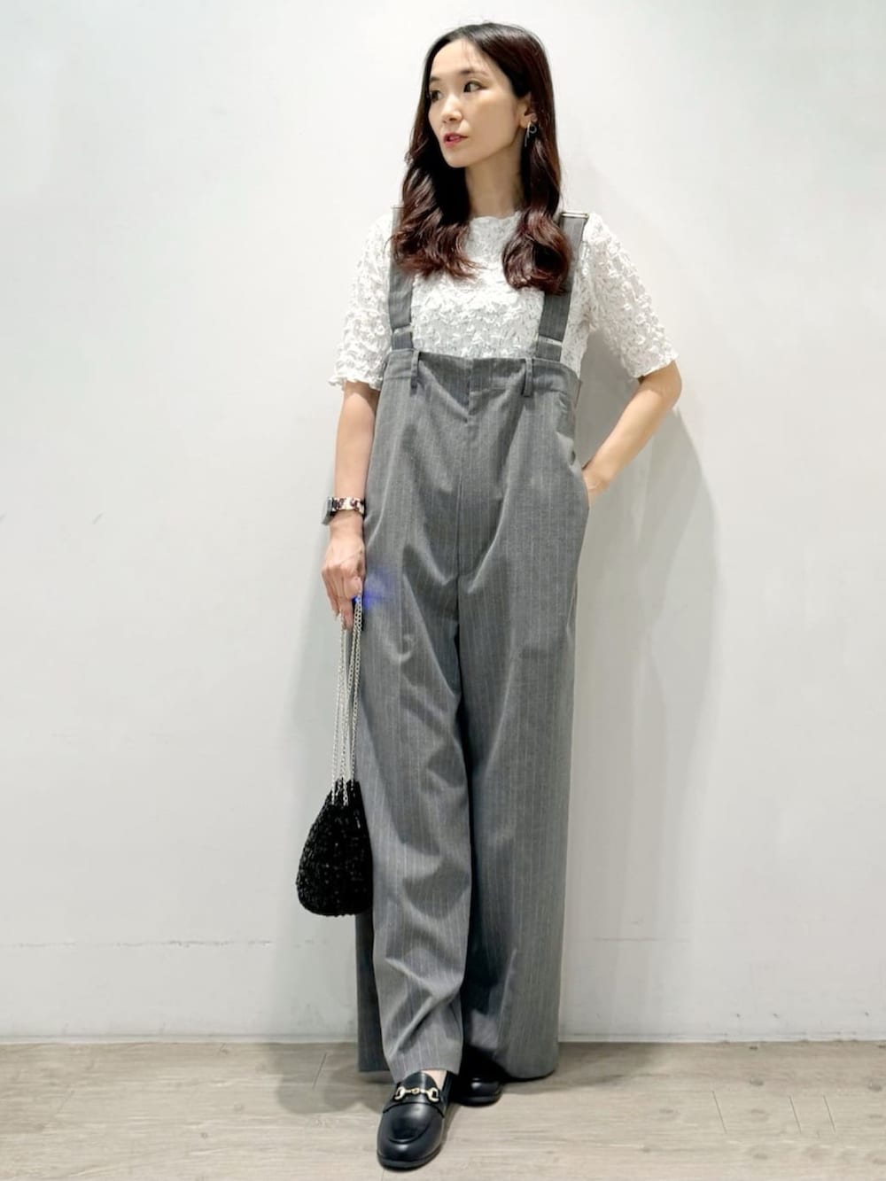 ホワイト系のTシャツ/カットソー、グレー系のサロペット/オーバーオール、ブラック系のショルダーバッグを着用したレディースの夏コーディネートの3枚目の写真