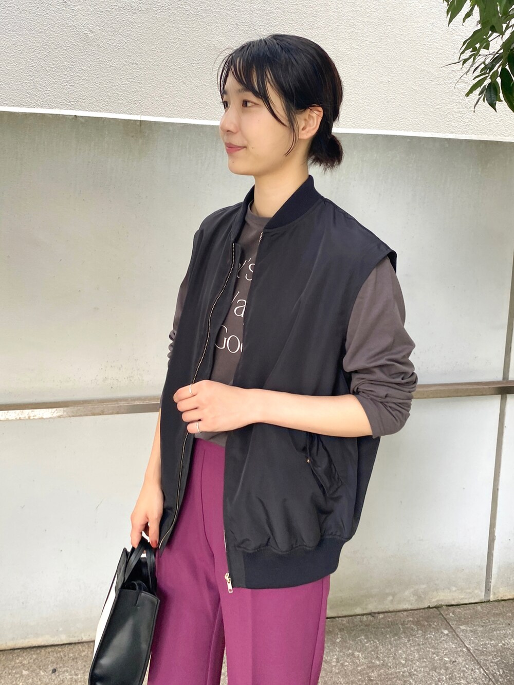 ブラウン系のニット/セーター、ブラウン系のカーディガン/ボレロ、イエロー系のその他パンツを着用したレディースの秋コーディネートの3枚目の写真