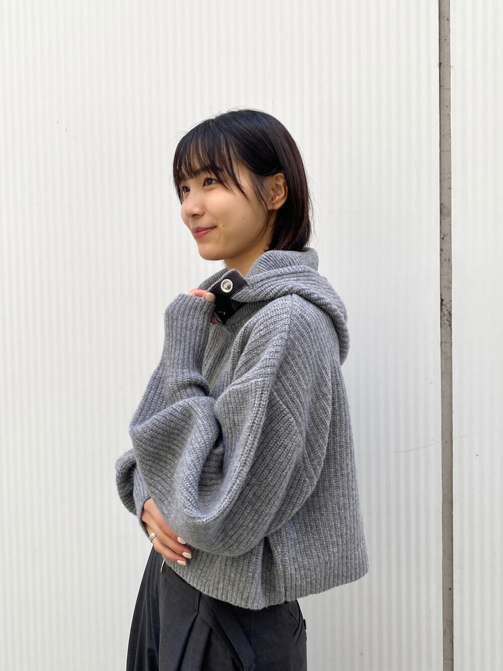 グレー系のその他パンツ、グレー系のニット/セーター、ブラック系のブーツを着用したレディースの秋コーディネートの3枚目の写真