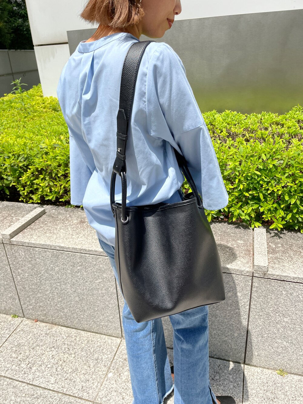 ブルー系のシャツ/ブラウス、ブルー系のその他パンツ、ブラック系のトートバッグを着用したレディースの夏コーディネートの4枚目の写真