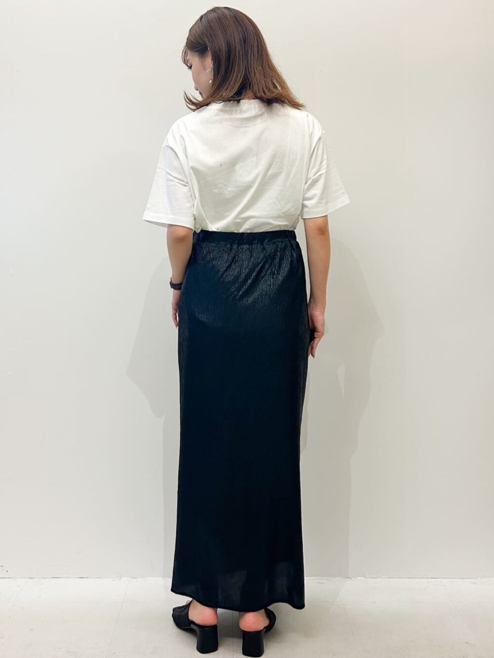 ホワイト系のTシャツ/カットソー、ブラック系のスカート、ブラック系のショルダーバッグを着用したレディースの夏コーディネートの4枚目の写真