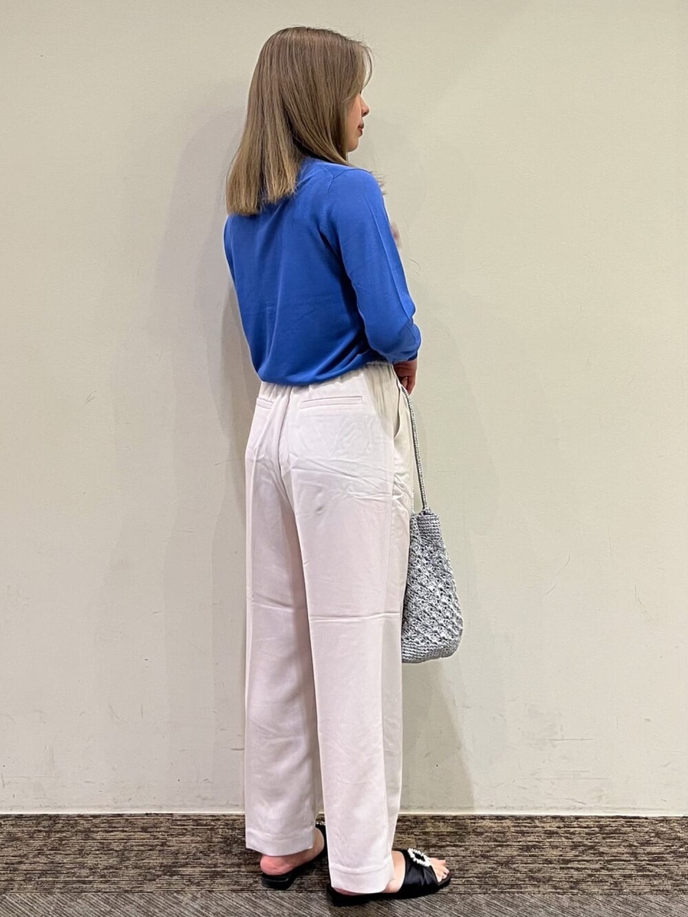 ブルー系のカーディガン/ボレロ、ホワイト系のタンクトップ、ブラック系のサンダルを着用したレディースの夏コーディネートの3枚目の写真