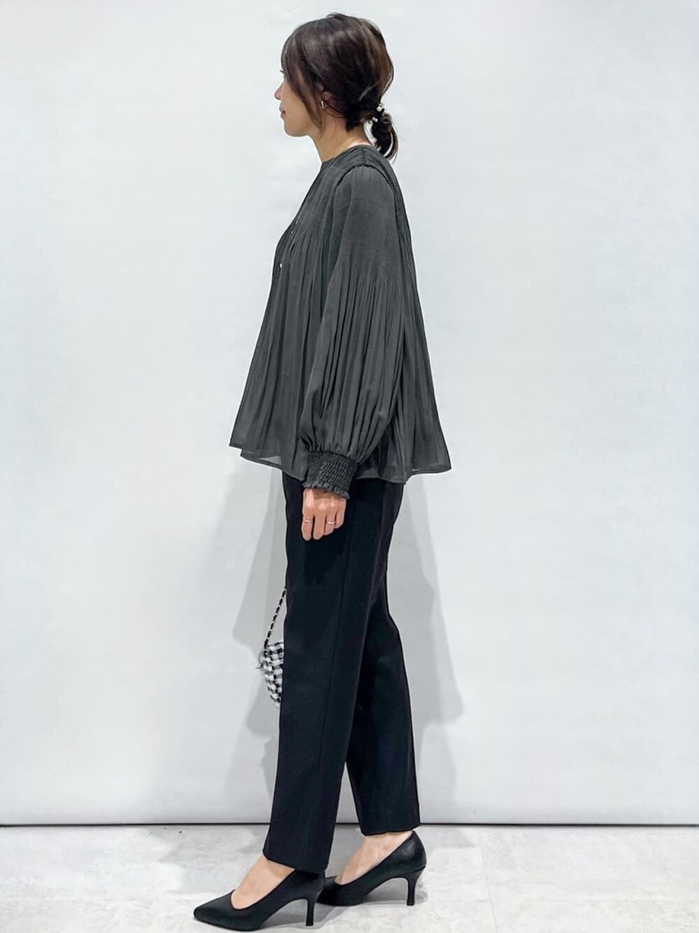 グレー系のシャツ/ブラウス、ブラック系のその他パンツ、ブラック系のショルダーバッグを着用したレディースの秋コーディネートの3枚目の写真