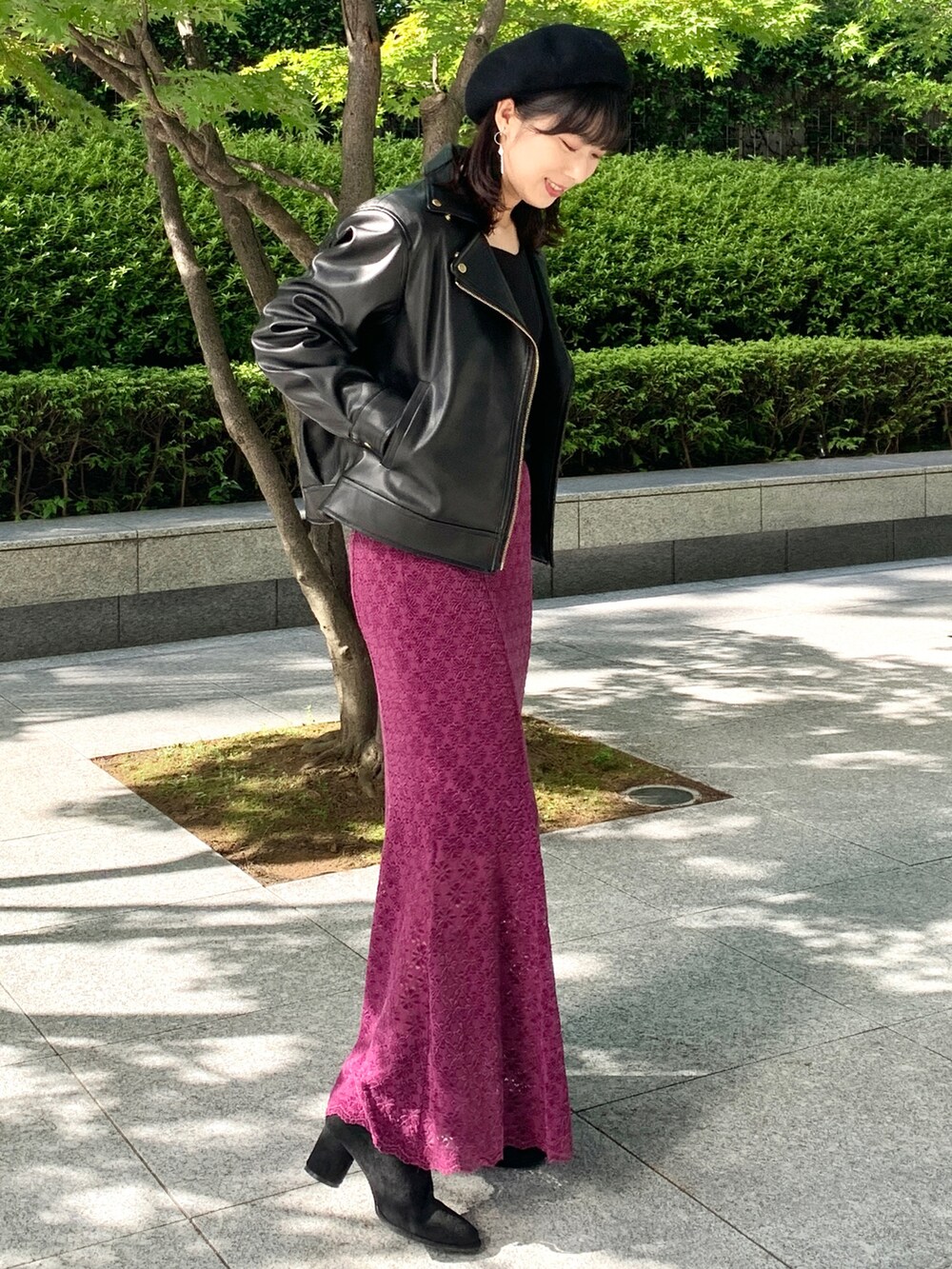 ブラック系のライダースジャケット、ブラック系のシャツ/ブラウス、パープル系のスカートを着用したレディースの秋コーディネートの2枚目の写真