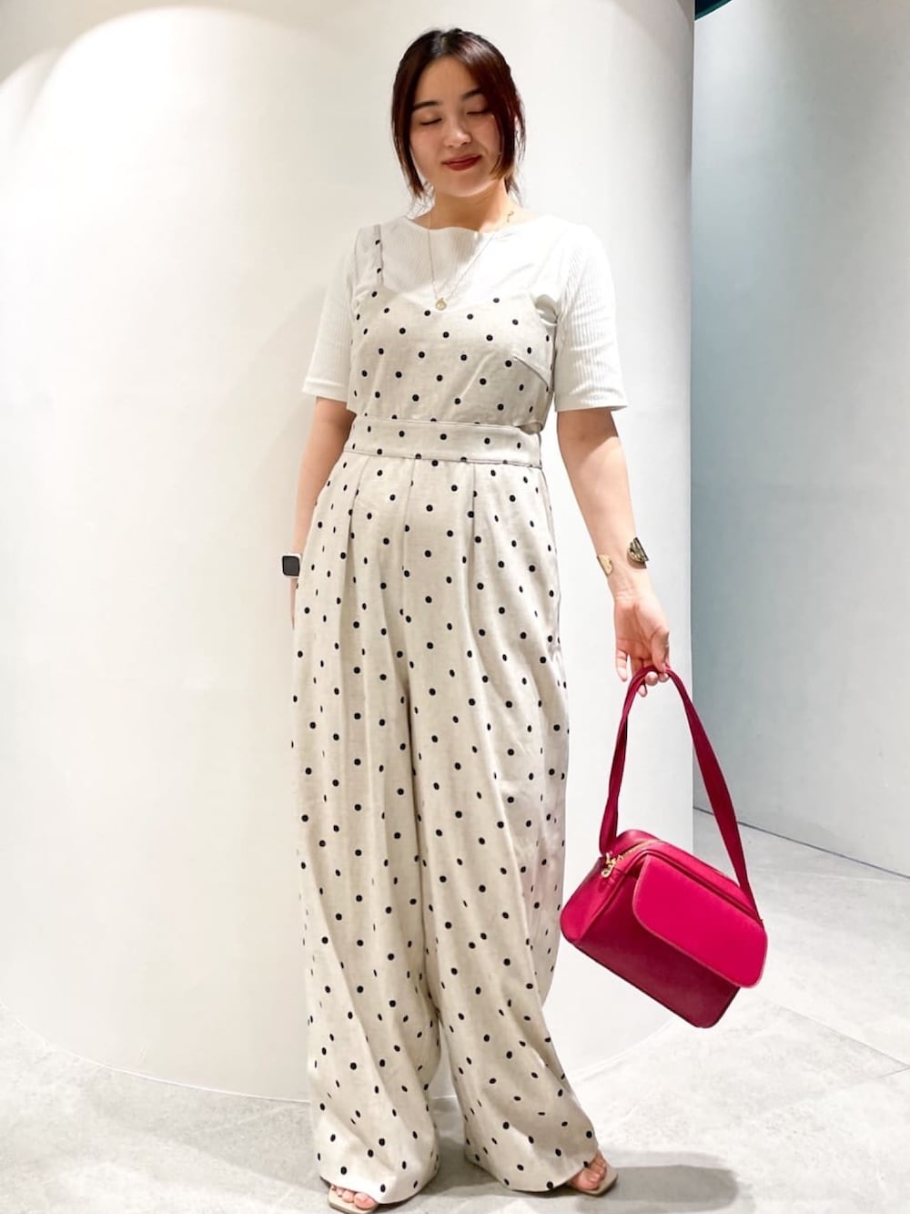 ベージュ系のサロペット/オーバーオール、ホワイト系のTシャツ/カットソー、ベージュ系のサンダルを着用したレディースの夏コーディネートの4枚目の写真