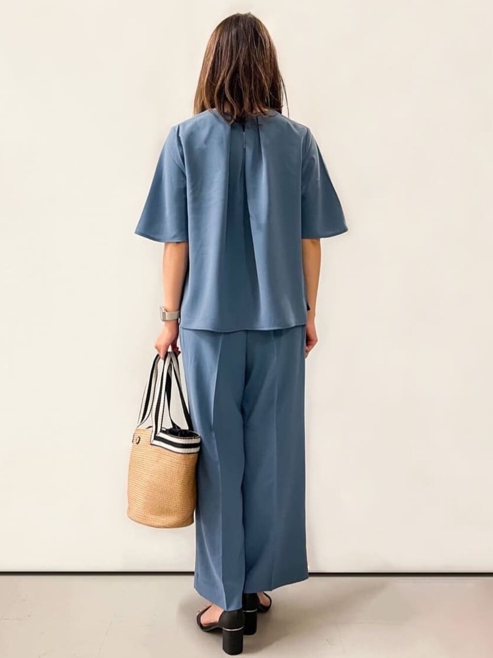 ブルー系のシャツ/ブラウス、ブルー系のその他パンツ、ベージュ系のトートバッグを着用したレディースの夏コーディネートの4枚目の写真