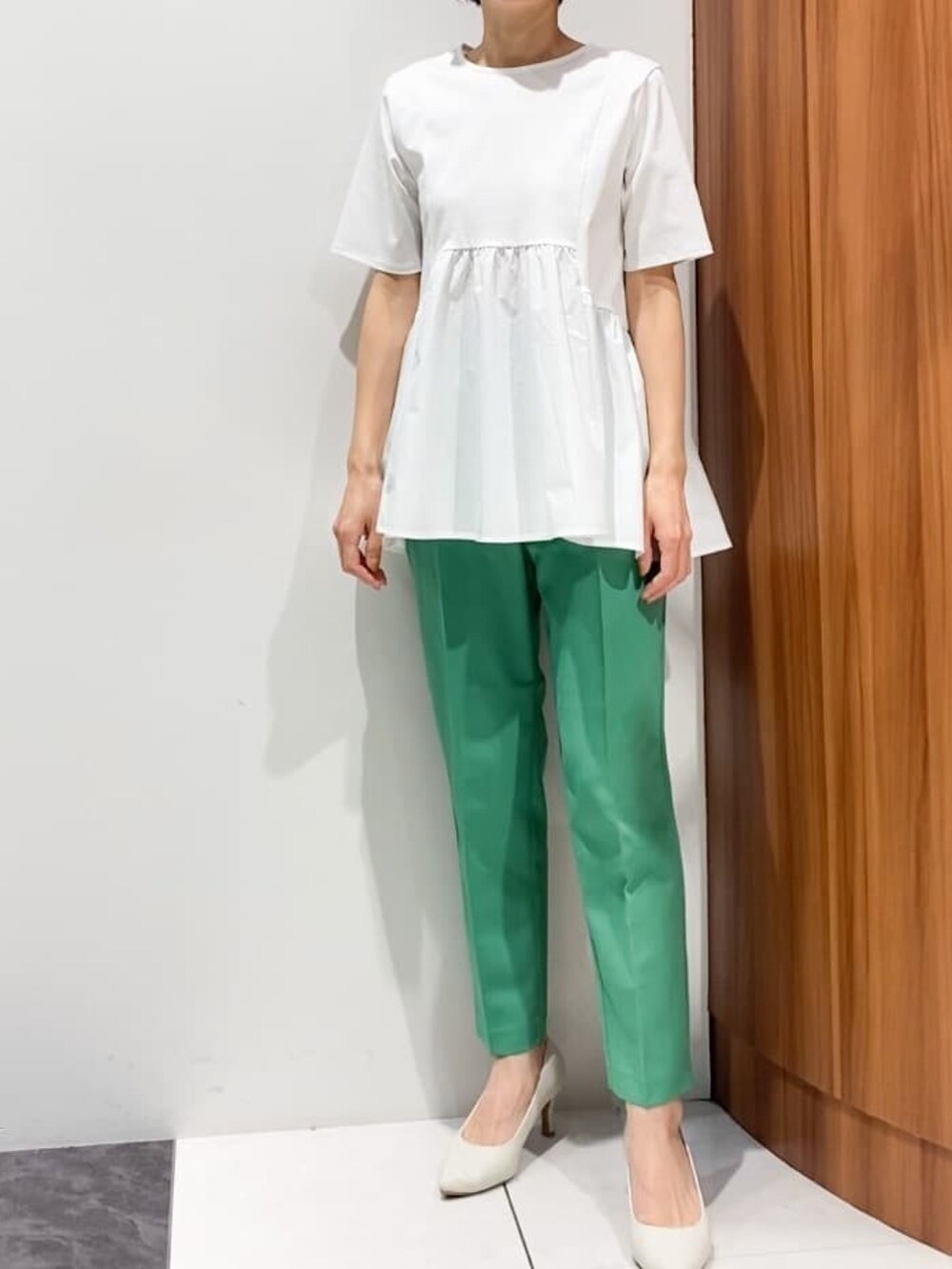 ホワイト系のTシャツ/カットソー、ホワイト系のカーディガン/ボレロ、グリーン系のその他パンツを着用したレディースの春コーディネートの4枚目の写真