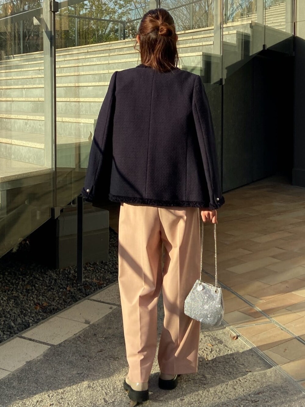 ブルー系のノーカラージャケット、ベージュ系のパンプス、ホワイト系のニット/セーターを着用したレディースの冬コーディネートの3枚目の写真