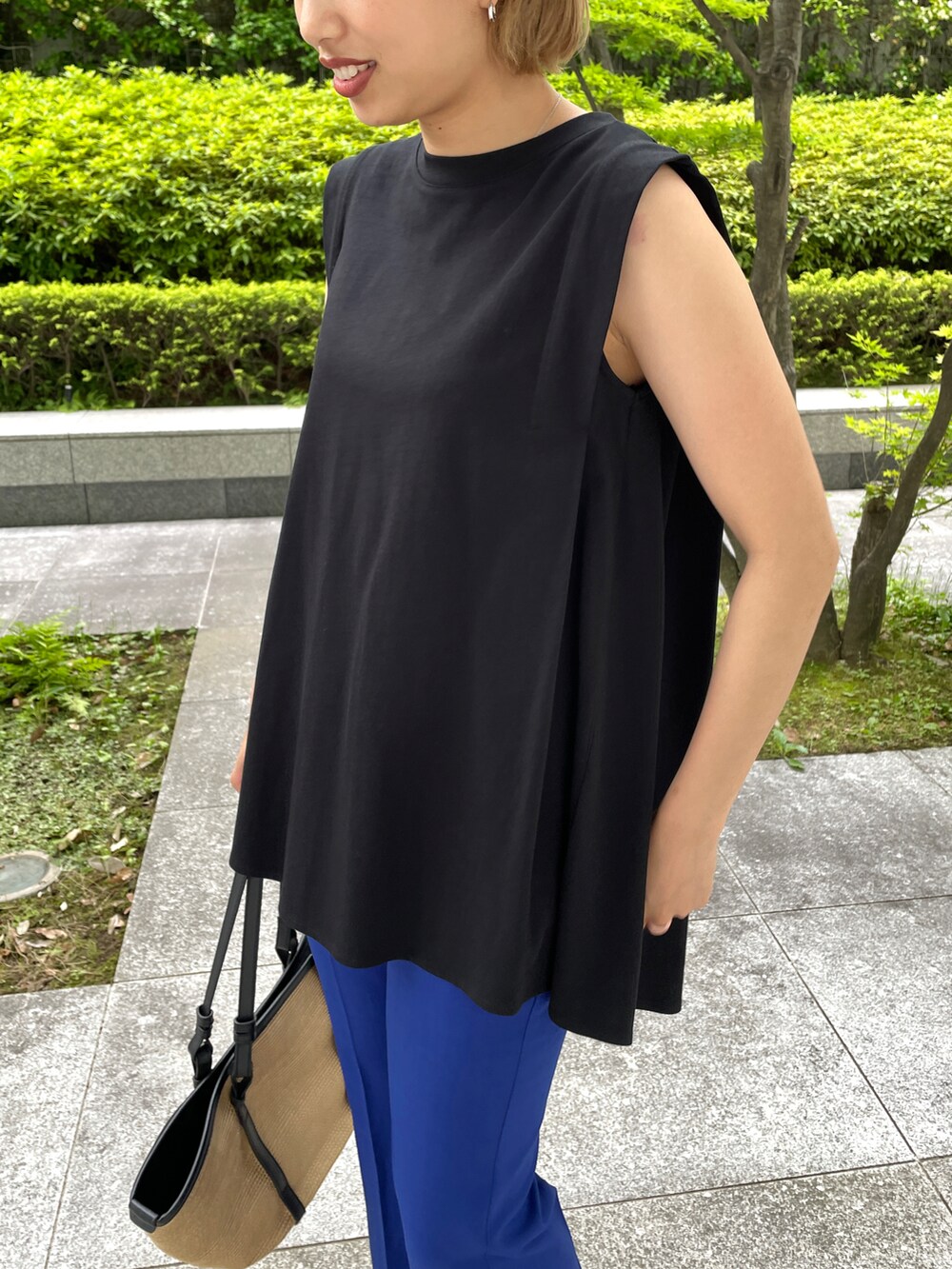 ブラック系のTシャツ/カットソー、ブルー系のその他パンツ、ブラック系のトートバッグを着用したレディースの夏コーディネートの3枚目の写真