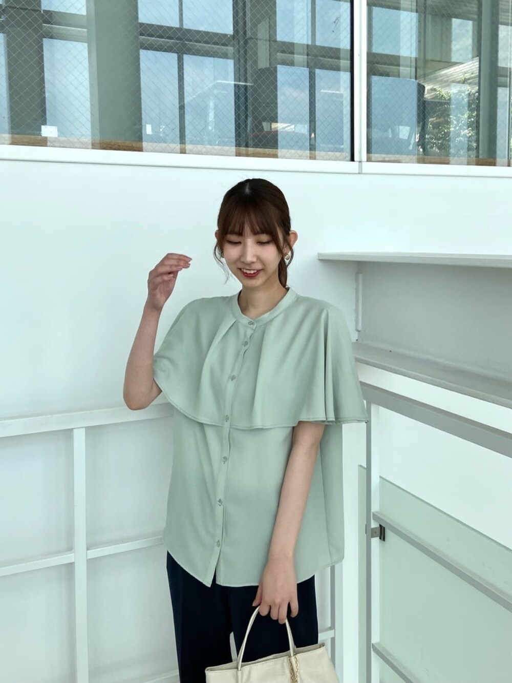 グリーン系のシャツ/ブラウス、ブラック系のその他パンツ、ベージュ系のトートバッグを着用したレディースの夏コーディネートの4枚目の写真