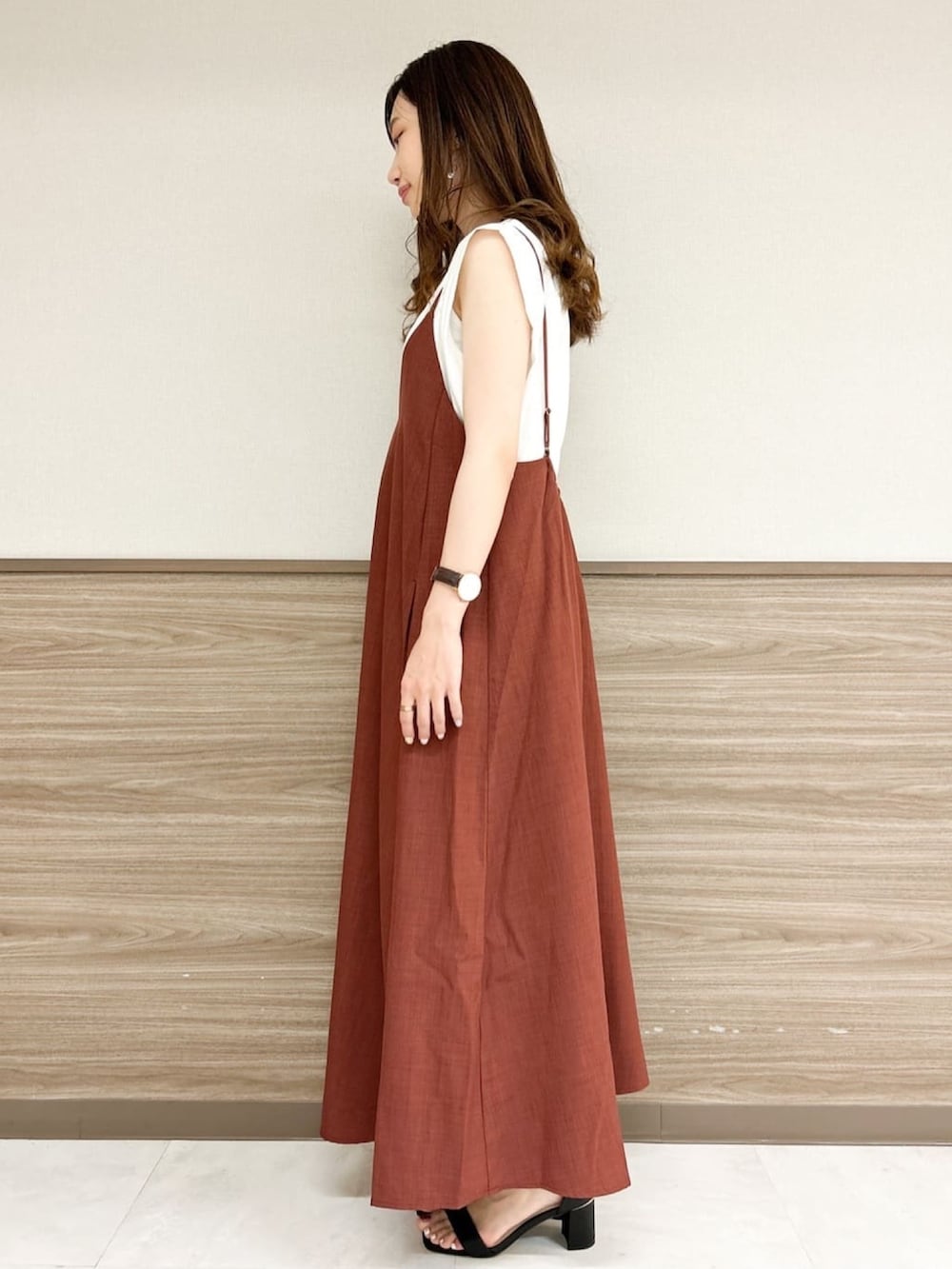 ホワイト系のTシャツ/カットソー、ブラック系のサンダル、オレンジ系のワンピースを着用したレディースの春コーディネートの2枚目の写真