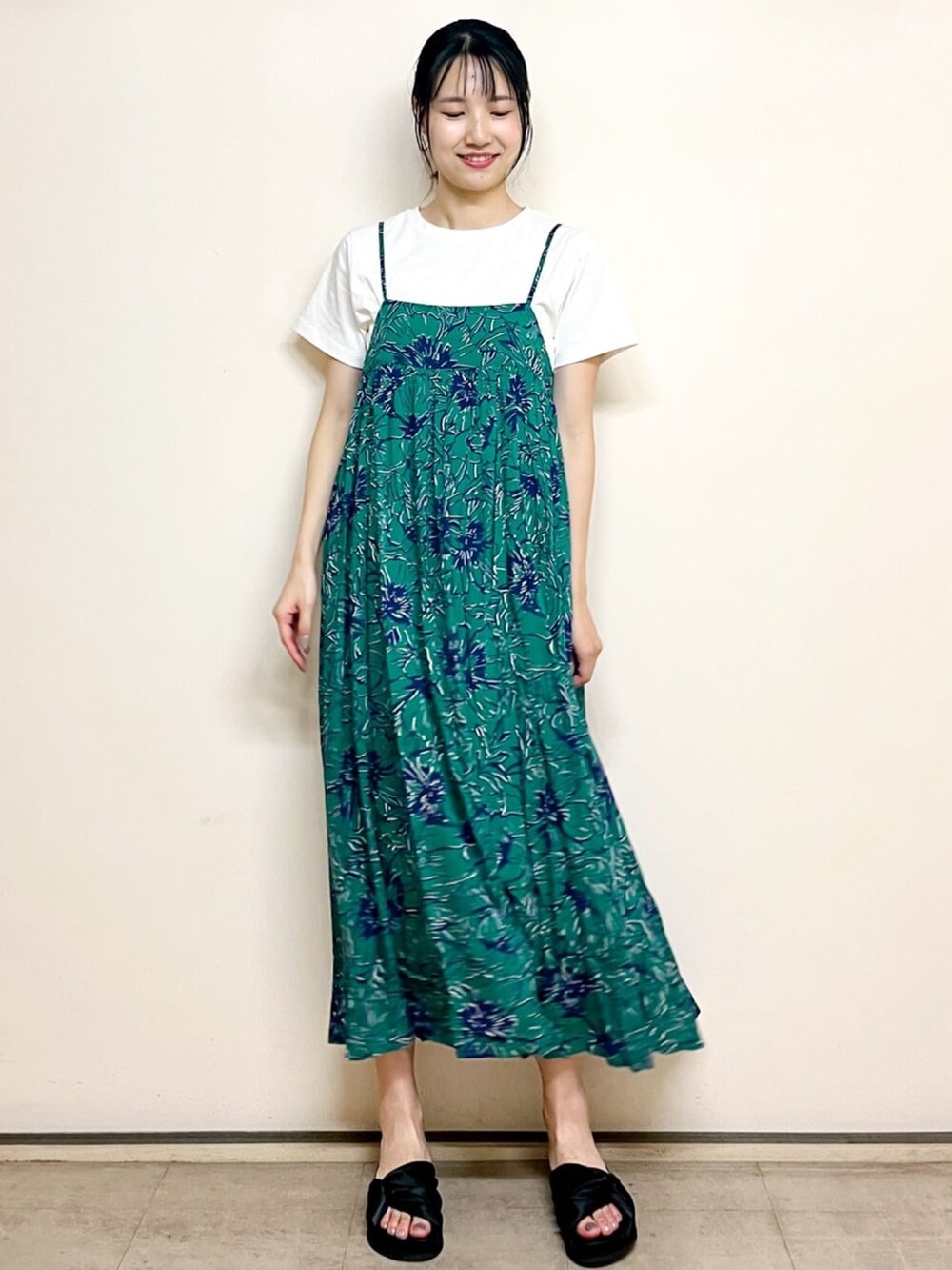 グリーン系のワンピース、ホワイト系のTシャツ/カットソー、ブラック系のサンダルを着用したレディースの夏コーディネートの6枚目の写真