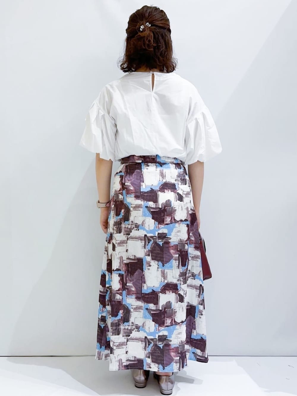 ホワイト系のシャツ/ブラウス、レッド系のスカート、レッド系のショルダーバッグを着用したレディースの夏コーディネートの5枚目の写真
