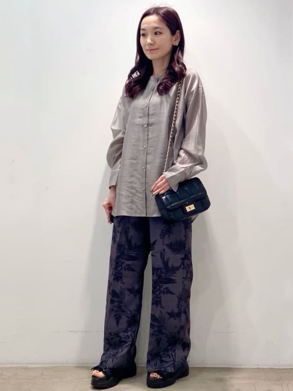 グレー系のシャツ/ブラウス、ブラック系のショルダーバッグ、グレー系のその他パンツを着用したレディースの春コーディネートの4枚目の写真