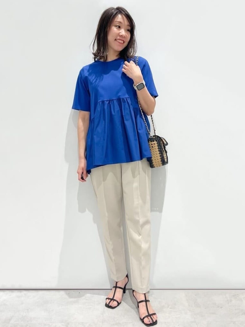 ブルー系のTシャツ/カットソー、ベージュ系のその他パンツを着用したレディースの春コーディネートの3枚目の写真