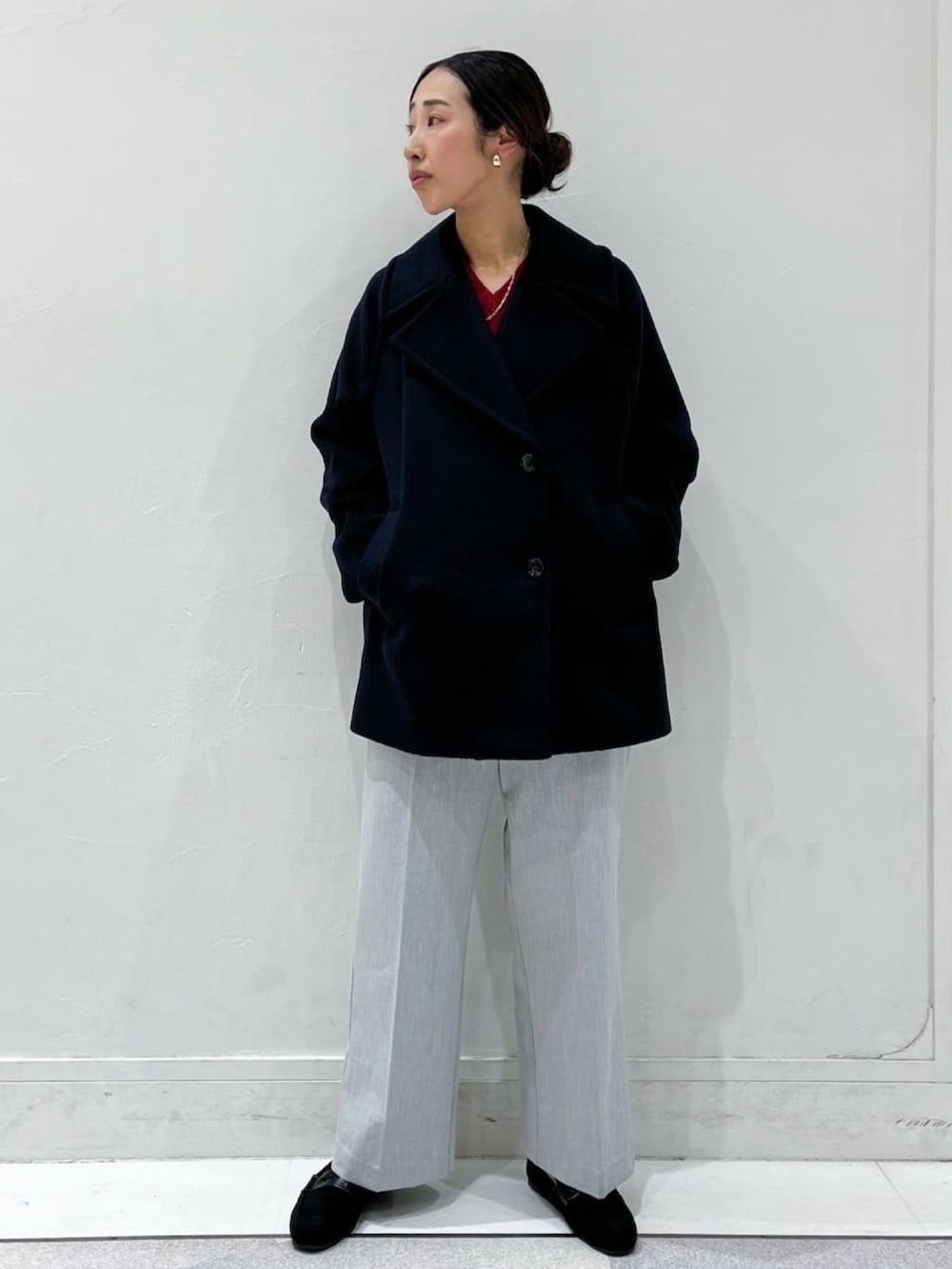 ブルー系のピーコート、レッド系のニット/セーター、グレー系のその他パンツを着用したレディースの秋コーディネートの2枚目の写真