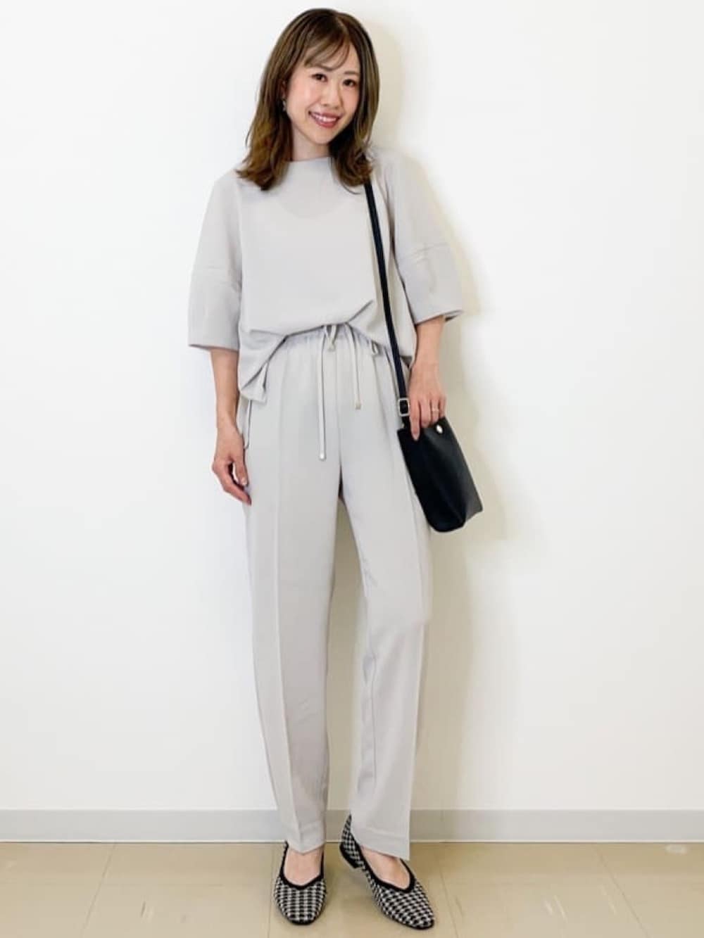 グレー系のシャツ/ブラウス、グレー系のその他パンツ、ブラック系のパンプスを着用したレディースの夏コーディネートの2枚目の写真