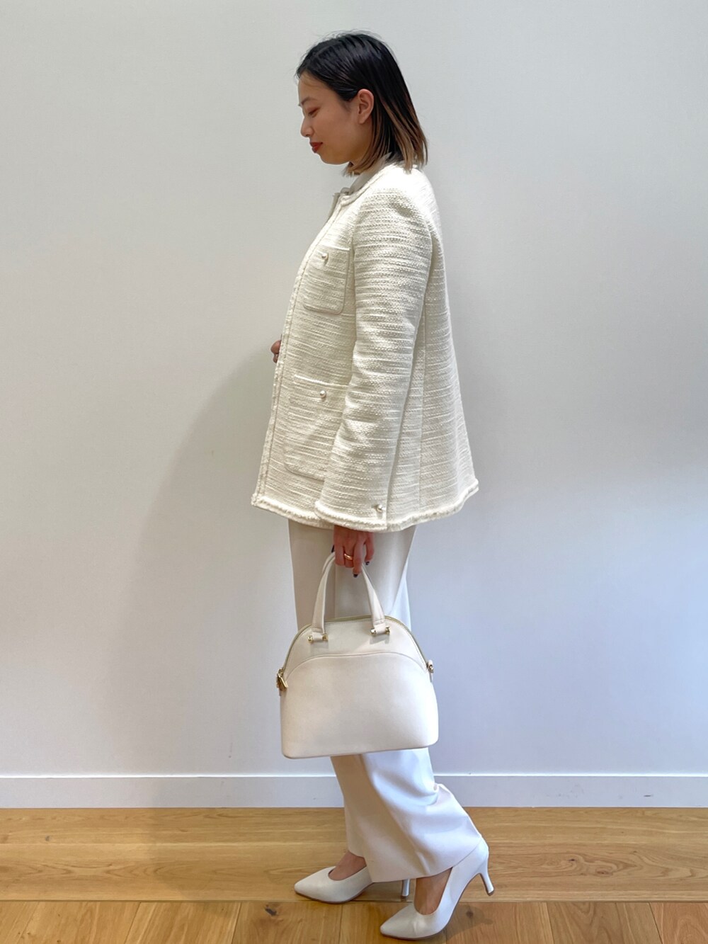 ホワイト系のノーカラージャケット、ホワイト系のシャツ/ブラウス、ベージュ系のその他パンツを着用したレディースの冬コーディネートの2枚目の写真