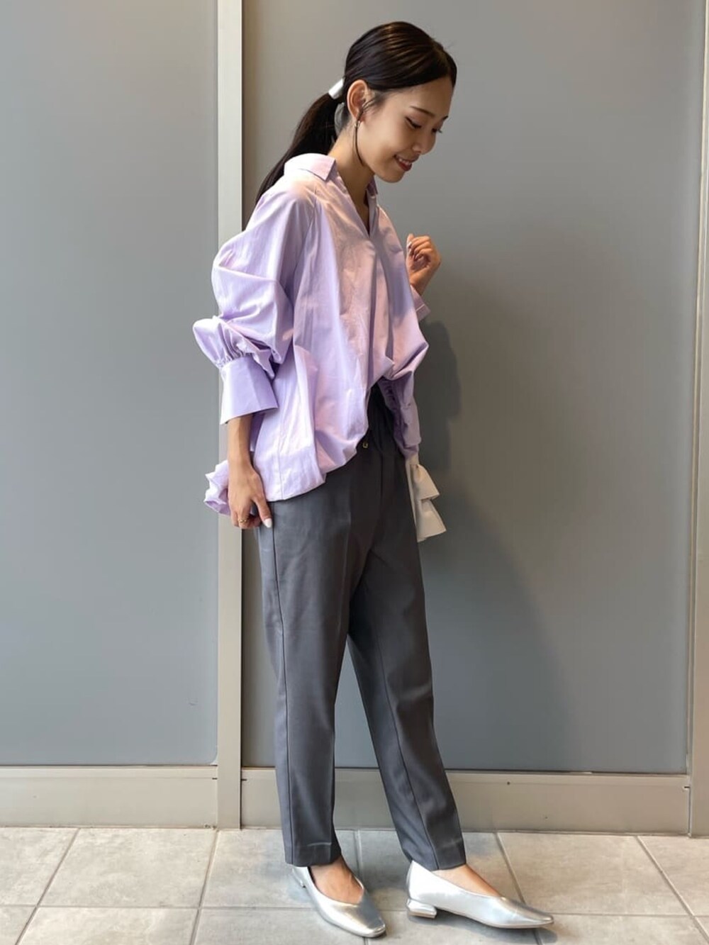 パープル系のシャツ/ブラウス、グレー系のその他パンツ、ホワイト系のショルダーバッグを着用したレディースの秋コーディネートの6枚目の写真