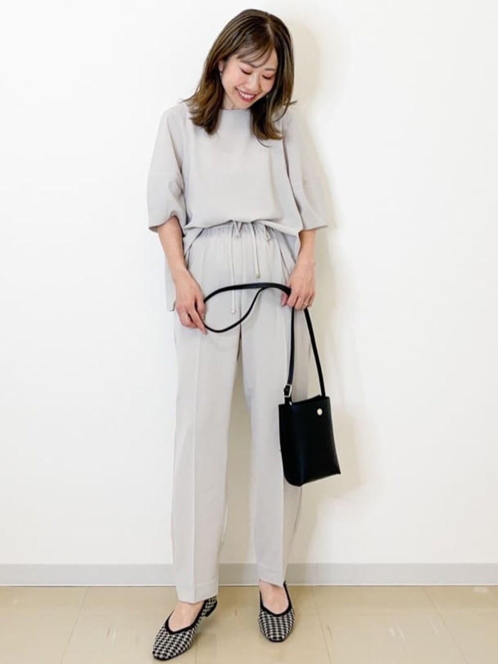 グレー系のシャツ/ブラウス、グレー系のその他パンツ、ブラック系のパンプスを着用したレディースの夏コーディネートの3枚目の写真