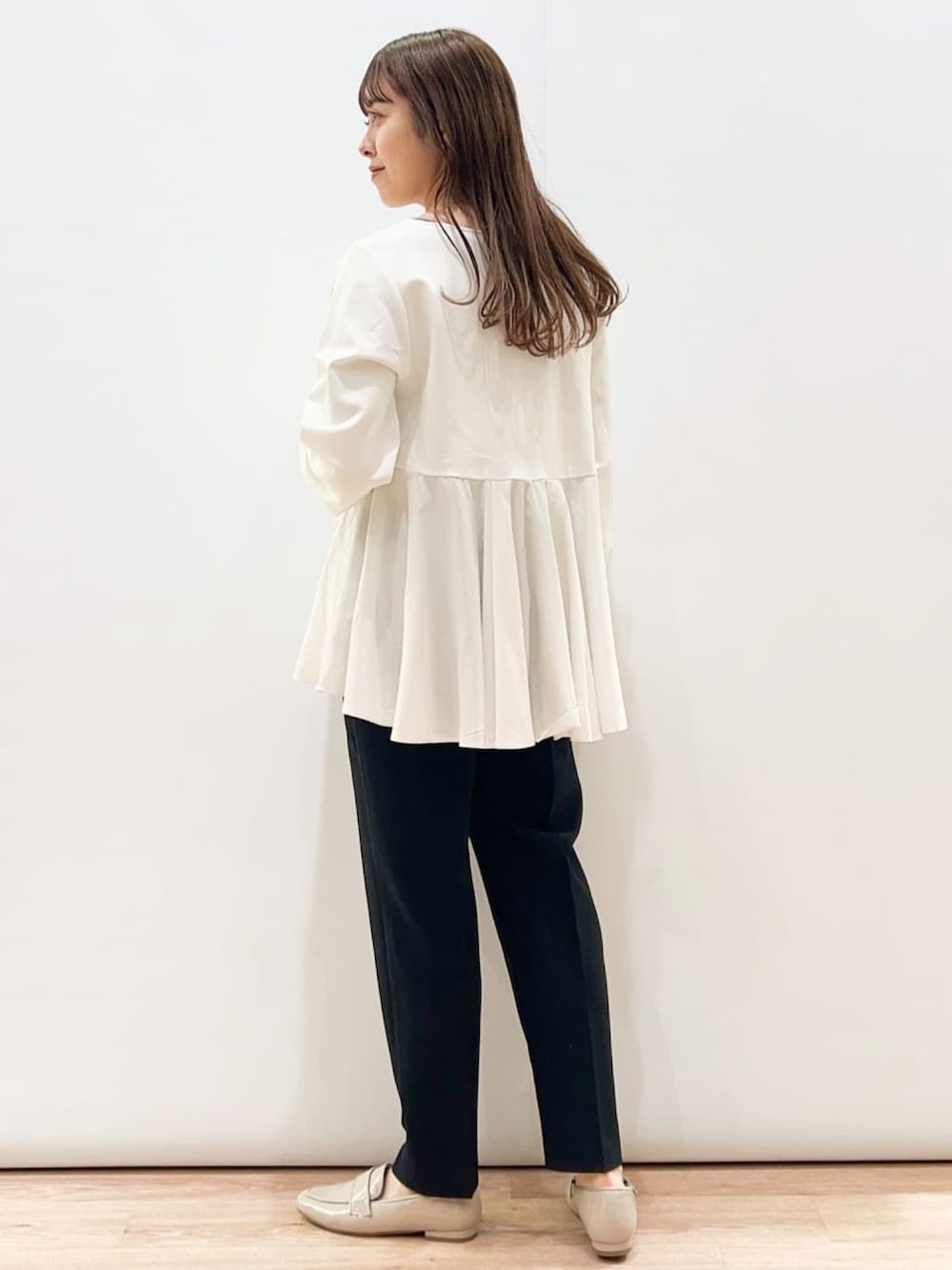 ホワイト系のTシャツ/カットソー、ブラック系のその他パンツ、ブラック系のトートバッグを着用したレディースの冬コーディネートの3枚目の写真