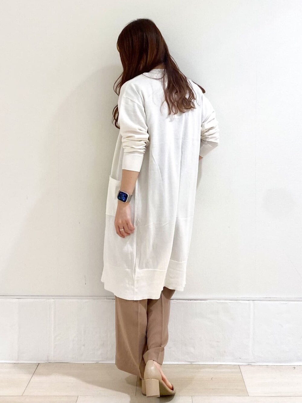 ベージュ系のシャツ/ブラウス、ベージュ系のサンダル、ホワイト系のカーディガン/ボレロを着用したレディースの春コーディネートの2枚目の写真