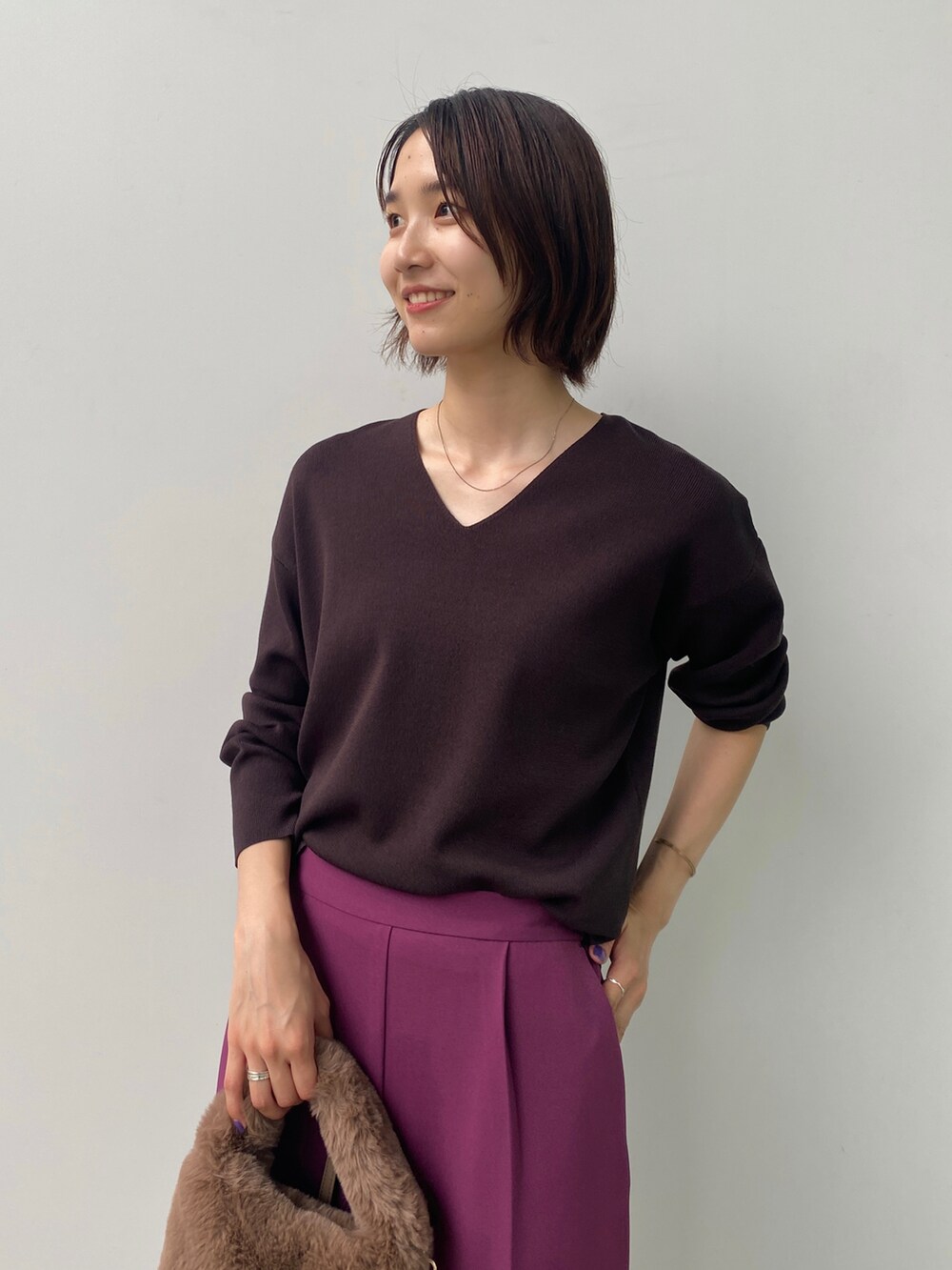 パープル系のその他パンツ、ブラウン系のニット/セーター、ブラウン系のブーツを着用したレディースの秋コーディネートの4枚目の写真