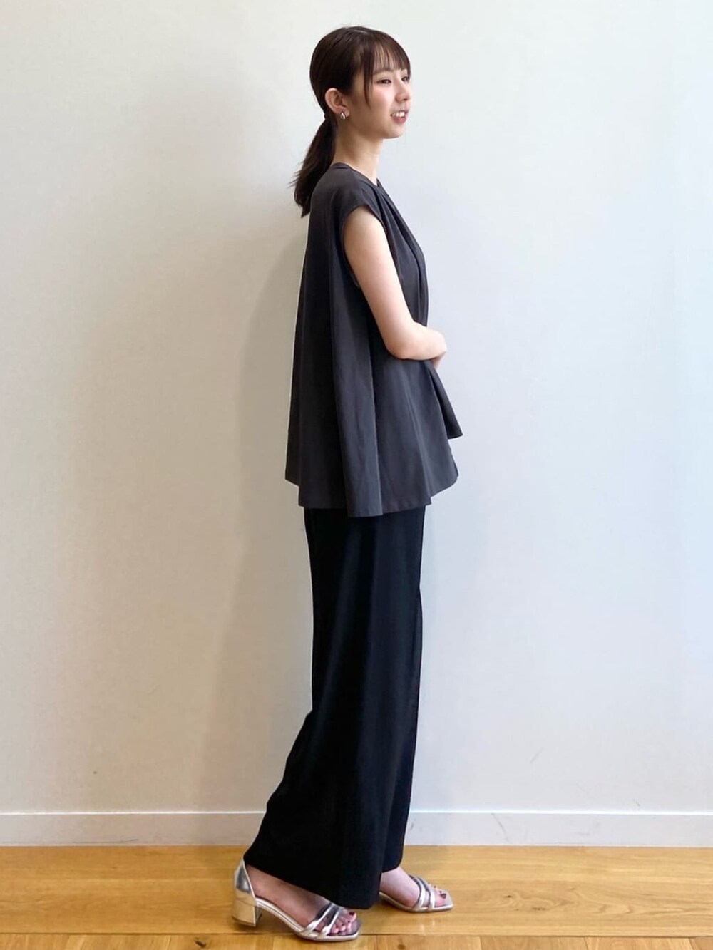 グレー系のTシャツ/カットソー、ブラック系のその他パンツ、シルバー系のサンダルを着用したレディースの夏コーディネートの3枚目の写真