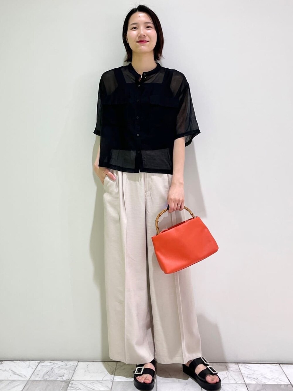 ブラック系のシャツ/ブラウス、ブラック系のタンクトップ、ブラック系のサンダルを着用したレディースの春コーディネートの3枚目の写真