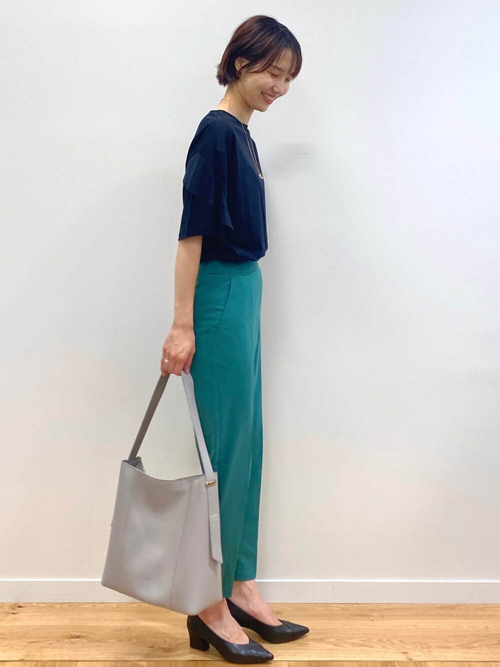 ブラック系のTシャツ/カットソー、グリーン系のその他パンツ、グレー系のショルダーバッグを着用したレディースの夏コーディネートの2枚目の写真