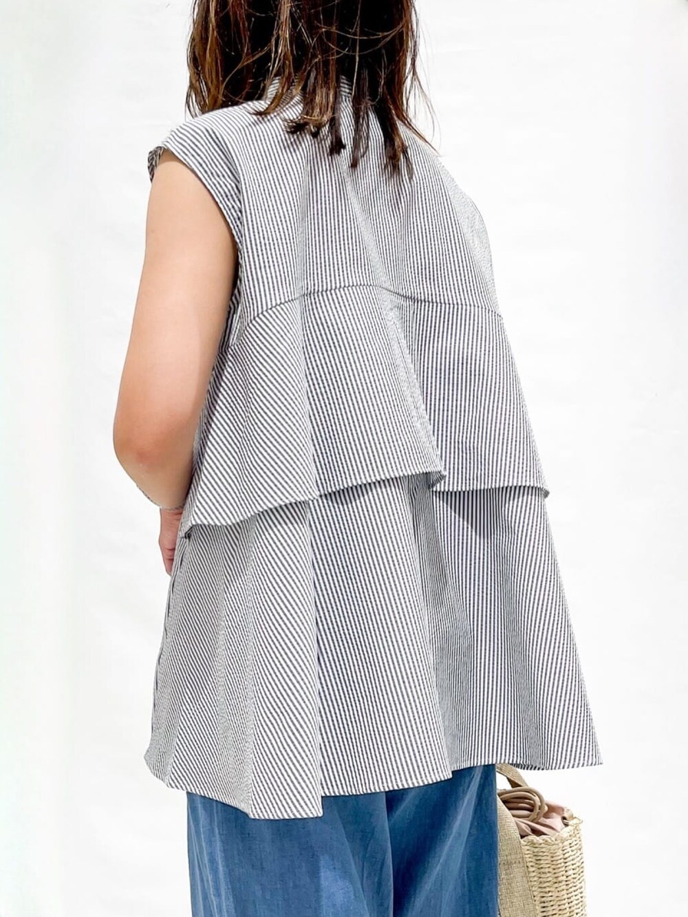 ホワイト系のシャツ/ブラウス、ホワイト系のサンダル、ゴールド系のショルダーバッグを着用したレディースの夏コーディネートの10枚目の写真