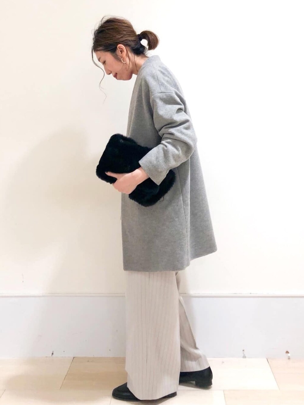 ベージュ系のその他パンツ、レッド系のニット/セーター、グレー系のノーカラーコートを着用したレディースの秋コーディネートの2枚目の写真