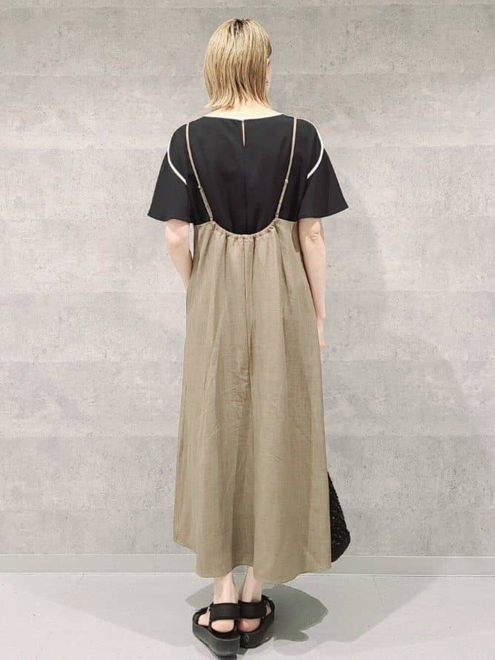 ブラック系のシャツ/ブラウス、ベージュ系のワンピース、ブラック系のサンダルを着用したレディースの夏コーディネートの2枚目の写真