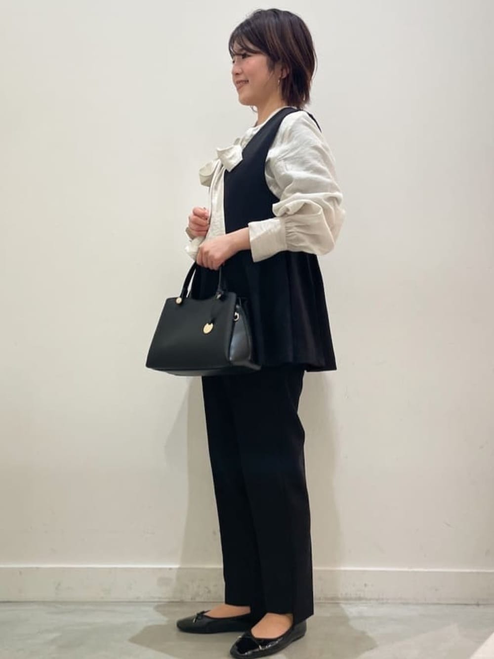 ホワイト系のシャツ/ブラウス、ブラック系のその他シューズ、ブラック系のベストを着用したレディースの冬コーディネートの2枚目の写真