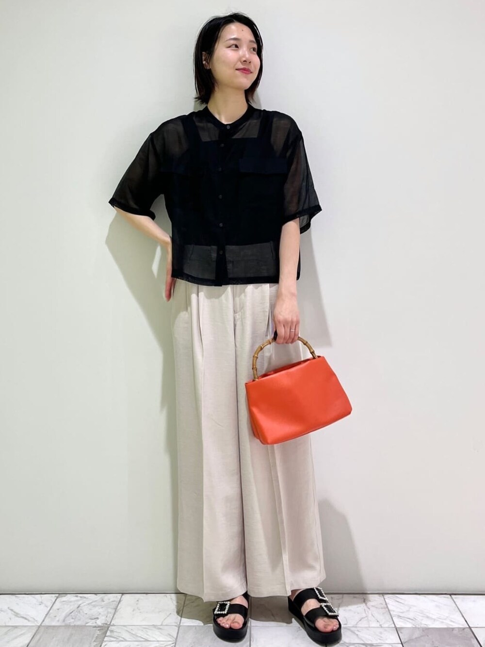 ブラック系のシャツ/ブラウス、ブラック系のタンクトップ、ブラック系のサンダルを着用したレディースの春コーディネートの4枚目の写真