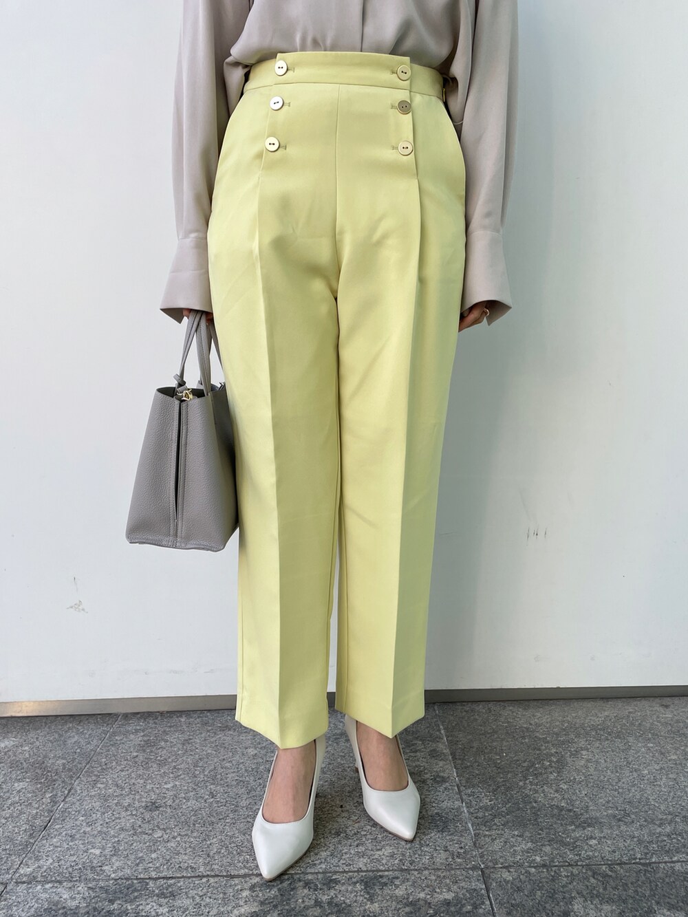 ベージュ系のシャツ/ブラウス、イエロー系のその他パンツ、グレー系のトートバッグを着用したレディースの冬コーディネートの4枚目の写真